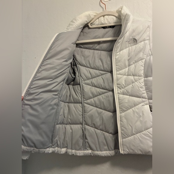 The North Face Girls White Puffer Jacket - Picture 4 of 7